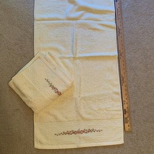 New Laura Ashley towels yellow with embroidery